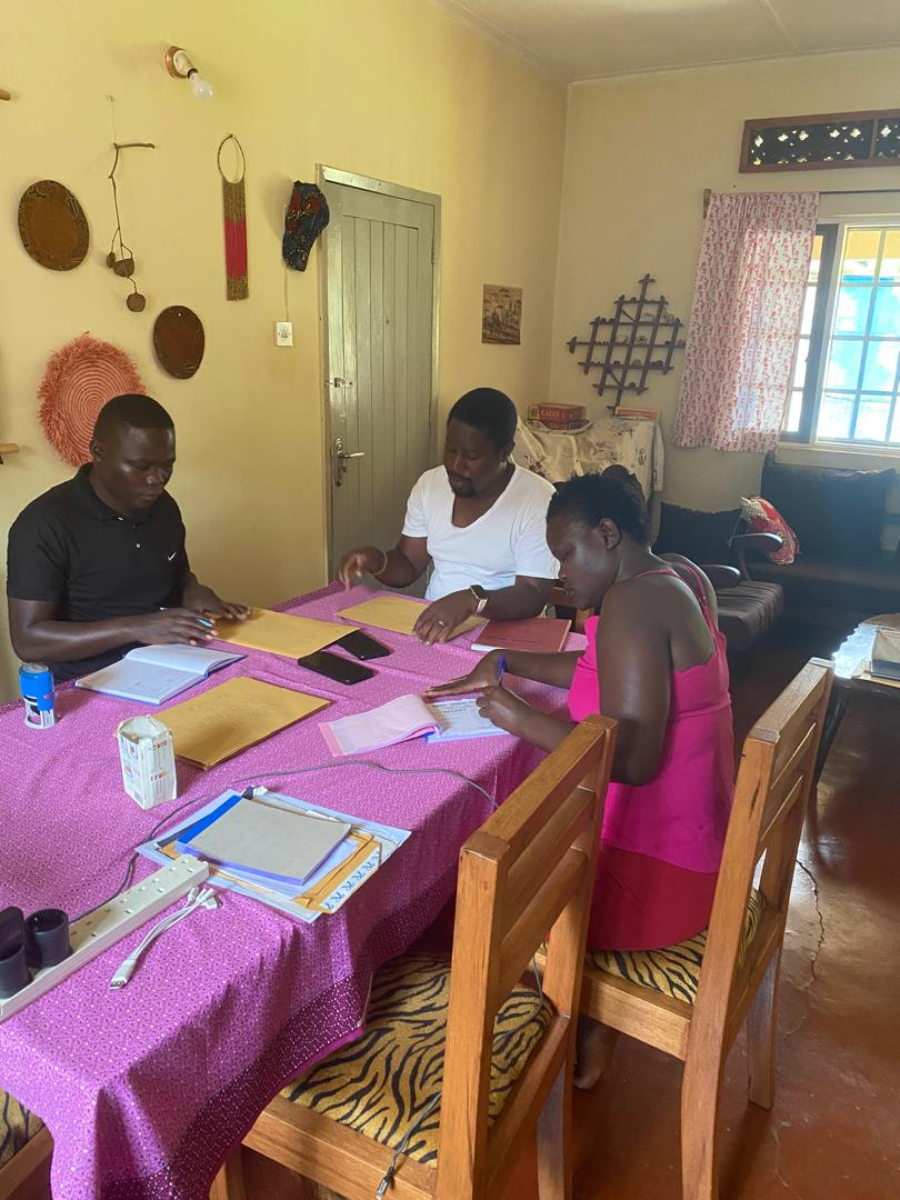 Das ugandische Team sortiert die Belege